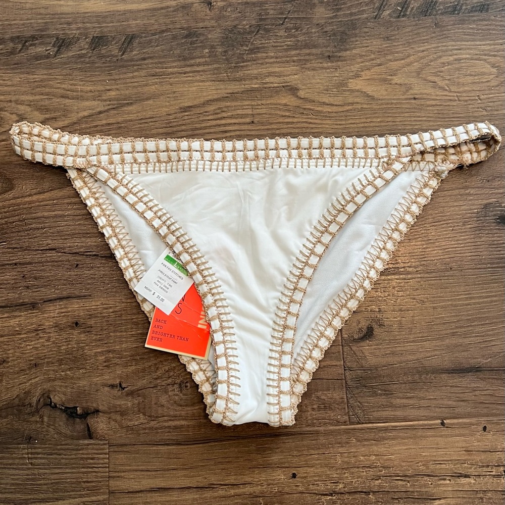 NWT Gianni Bini White and Beige Crochet Bikinis Bottoms - Large
